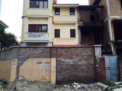 Hiện cư dân đang sinh sống tại các nhà chung cư và biệt thự, nhà liền kề ở Khu đô thị mới Yên Hòa, phường Yên Hòa, quận Cầu Giấy, Hà Nội đang khá bức xúc về nhiều sai phạm của chủ đầu tư tại đây.