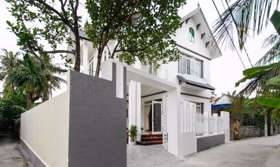 Mặt chính tư gia hoành tráng tại quê nhà của Phạm Hương.