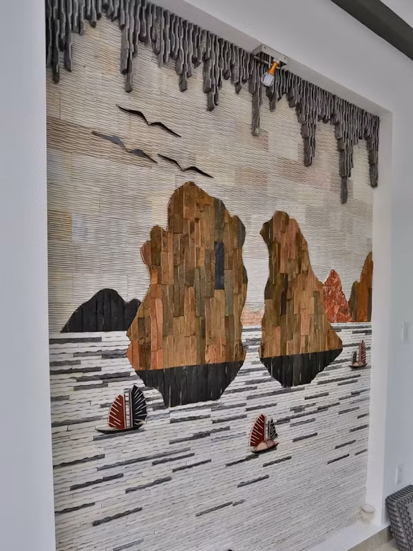 Ngay cửa ra vào là 1 bức tranh đá được thiết kế một cách tỷ mỷ. Từ màu sắc cho tới bố cục của bức tranh đều khá hài hòa, phù hợp với thiết kế của tổng thể ngôi nhà.