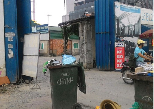 Cách đó không xa, Dự án Nam Đàn Plaza, từng được giới thiệu là dự án có vốn đầu tư 1.500 tỷ đồng với khách sạn 5 sao, trung tâm thương mại, tài chính ngân hàng, khu vui chơi giải trí, văn phòng…, cũng bất ngờ bị “chuyển đổi công năng” thành gara ô tô.