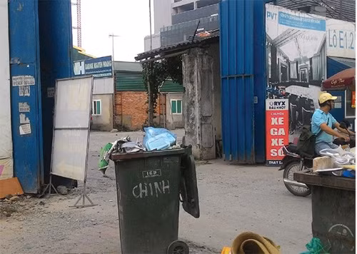 Cách đó không xa, Dự án Nam Đàn Plaza, từng được giới thiệu là dự án có vốn đầu tư 1.500 tỷ đồng với khách sạn 5 sao, trung tâm thương mại, tài chính ngân hàng, khu vui chơi giải trí, văn phòng…, cũng bất ngờ bị “chuyển đổi công năng” thành gara ô tô.