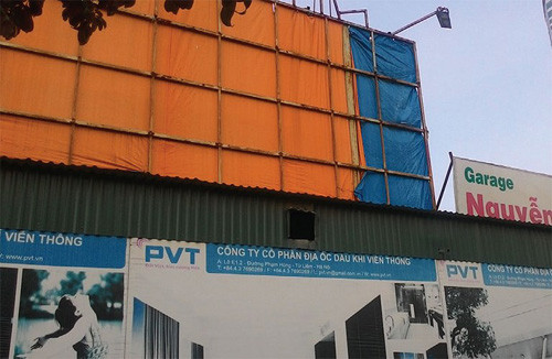 Tấm áp phích giới thiệu về dự án trơ trọi, chỉ còn mấy thanh sắt rỉ…