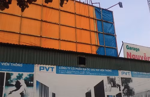 Tấm áp phích giới thiệu về dự án trơ trọi, chỉ còn mấy thanh sắt rỉ…