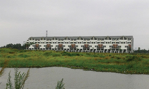 … và duy nhất một dãy nhà liền kề được xây dựng, nhưng không có người ở.