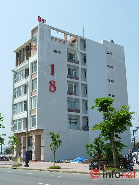 Các ngôi nhà này đều nằm trên tuyến đường Võ Nguyên Giáp, áp sát và nhòm ngó vào sân bay Nước Mặn.