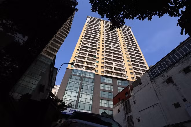 Tòa nhà 93 Lò Đúc cũng xây dựng sai phép nhiều tầng, dẫn đến việc khiếu kiện kéo dài và bị Thanh tra Chính phủ yêu cầu tháo dỡ tầng 30. Tuy nhiên, cho đến nay việc tháo dỡ vẫn chưa được thực hiện.