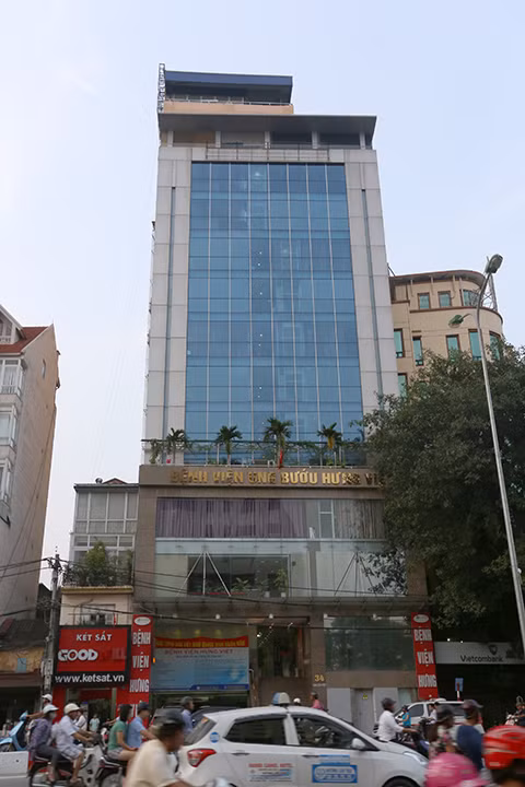 Tòa nhà số 34 Đại Cồ Việt (quận Hai Bà Trưng - Hà Nội) được cấp phép 9 tầng nhưng chủ đầu tư xây vượt phép 2 tầng nên bị chính quyền yêu cầu phá dỡ 2 tầng sai phạm này. Tuy nhiên, đến nay chủ đầu tư mới chỉ phá dỡ 1 phần không đáng kể trên tầng tum của tòa nhà.