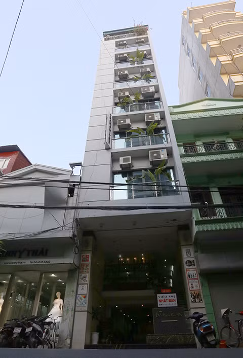 Ngôi nhà số 67 Mai Hắc Đế cũng bị buộc phải phá dỡ phần xây dựng sai phạm. Được cấp phép xây 9 tầng nhưng chủ nhà đã tự ý xây 10 tầng nên phải "cắt ngọn" đi 1 tầng.