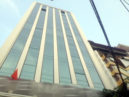 Tòa nhà 135-137 phố Bùi Thị Xuân cũng nằm trong diện bị yêu cầu "cắt ngọn" vì xây dựng cao quá phép vào năm 2012. Sau đó, chủ đầu tư đã phải tự tháo dỡ 2 tầng và 1 tum.