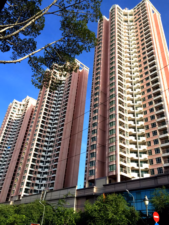 Thuận Kiều Plaza được xây dựng tại mặt tiền đường Hồng Bàng, thuộc trung tâm sầm uất bậc nhất quận 5. Công trình khởi công từ năm 1994 và đến 1999 mới hoàn thành, với tổng kinh phí gần 60 triệu USD. Sau khi hoàn tất, tòa nhà trở thành biểu tượng của khu Chợ Lớn bởi vẻ đẹp và sự hoành tráng của nó khi đó.