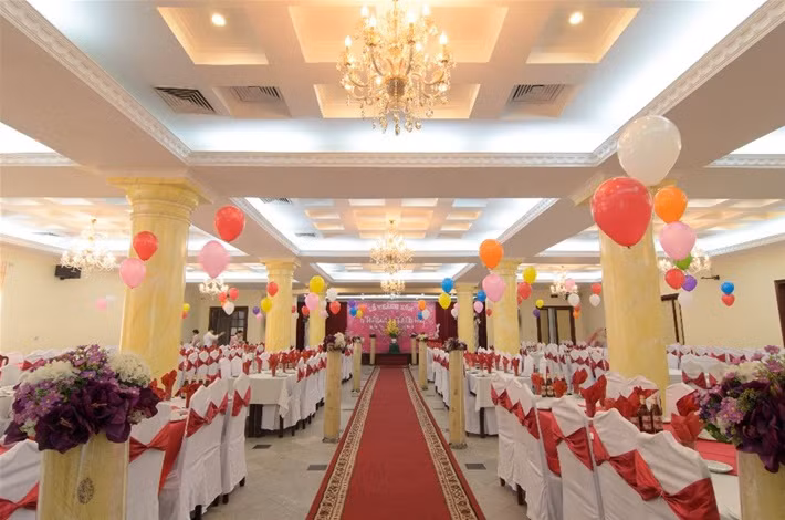 Nhà hàng còn là nơi tổ chức tiệc cưới, hội nghị, tổng kết, sinh nhật... của các tổ chức doanh nghiệp, cá nhân.