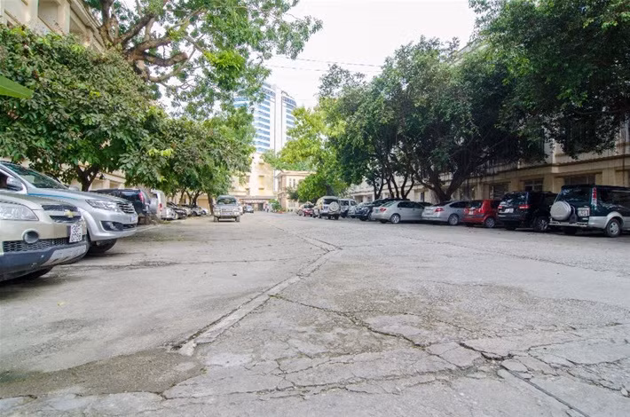 Bãi giữ ô tô trong khách sạn có mặt bằng vô cùng rộng dài.