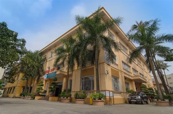 Khách sạn có 5 nhà hàng được đặt tên là Hoa Sen 1, 2, 3, 6, 9. Trong ảnh là nhà hàng Hoa Sen 1 gồm 3 tầng. Tầng 1 phục vụ 400 khách 1 lúc, tầng 2 phục vụ 500 khách 1 lúc, tầng 3 phục vụ 600 khách 1 lúc.