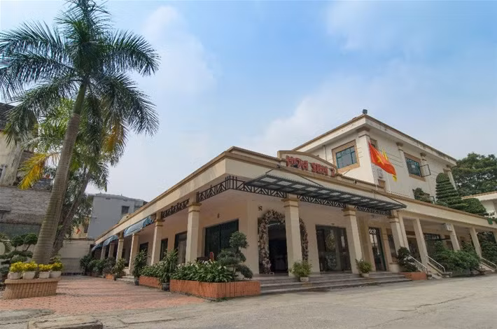 Đây là nhà hàng Hoa Sen 2 trong tổ hợp khách sạn Kim Liên, cách nhà hàng Hoa Sen 1 70m. Nhà hàng có 1 tầng và có thể phục vụ cùng lúc hơn 400 khách.