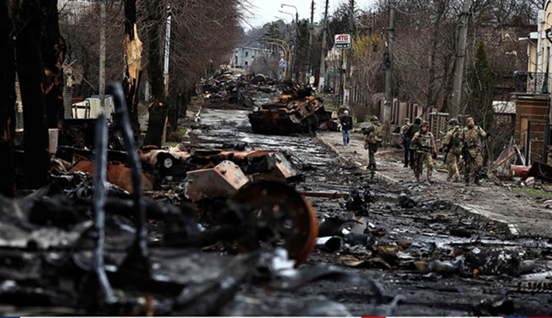 Một số chuyên gia khác lại cho rằng, có thể do vấn đề trong chỉ huy và hậu cần của quân Ukraine, dẫn đến sự xuất hiện các lỗ hổng trong tuyến phòng thủ. Một đoạn video được tung lên mạng cho thấy, nhóm đột kích của quân Nga dường như đã xâm nhập vào các tòa nhà nhiều tầng trong trung tâm thành phố dưới sự che chắn của bom khói. Ảnh minh họa: Sky News.