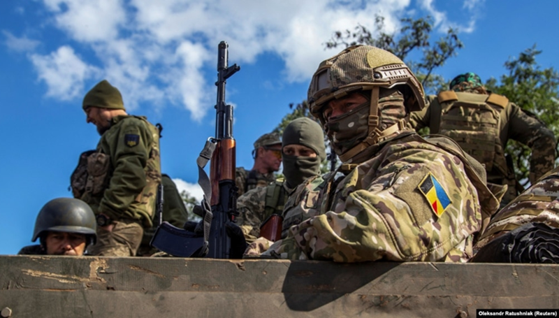 Trong khi đó, có một tin đồn lan truyền trong nội bộ quân Ukraine rằng lý do họ vội vã rút quân khỏi Kurakhove là để giải phóng lực lượng, bảo vệ tuyến phòng thủ của Velyka Novosilka. Hiện tại, quân Nga đã bắt đầu cuộc tấn công thành vào khu vực này, và theo thông tin mới nhất, nhóm đột kích của Nga đã tiến đến con phố đầu tiên ở phía đông Velyka Novosilka. Ảnh: Reuters.