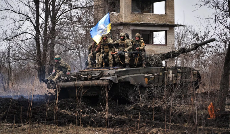 Sau khi quân Nga củng cố tuyến phòng thủ trên đường Pobedy, quân Nga phát hiện rằng quân Ukraine đã rút lui từng phần từ trung tâm thành phố Kurakhove, chỉ để lại các đơn vị làm nhiệm vụ che chắn. Các đơn vị rút lui đã được chuyển đến các khu vực ở phía tây, như nhà máy nhiệt điện và nhà máy đường ống, nơi quân Ukraine đã thiết lập các vị trí phòng thủ. Ảnh: Elpais.