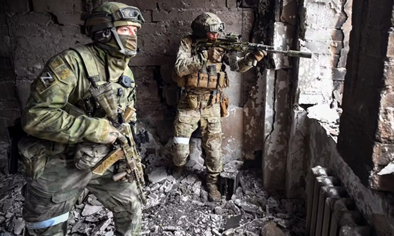 Mặc dù quân Ukraine đang cố gắng phòng thủ bằng các tòa nhà nhiều tầng để ngăn chặn bước tiến của quân Nga, nhưng sự kháng cự của họ không mạnh mẽ. Khi quân Nga vừa tiến vào Đại lộ Pobedy, hai chiếc xe bọc thép của quân Ukraine đã từ phía tây thành phố phản công lại quân Nga. Ảnh: IT.