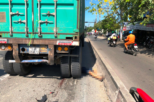 TP HCM: Xe container can chet nguoi di xe may