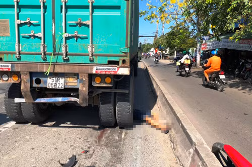 TP HCM: Xe container can chet nguoi di xe may