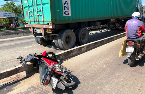 TP HCM: Xe container can chet nguoi di xe may-Hinh-3