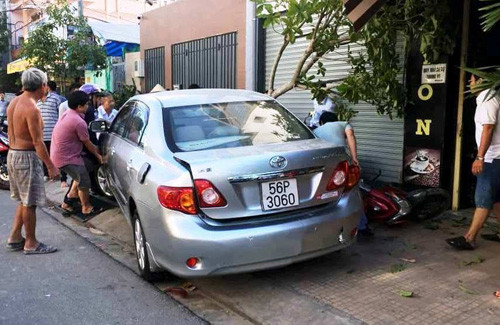 Lui o to, nguoi phu nu cuon hang loat xe may vao gam-Hinh-3