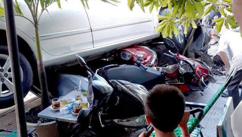 Lùi ô tô, người phụ nữ cuốn hàng loạt xe máy vào gầm Lui o to, nguoi phu nu cuon hang loat xe may vao gam