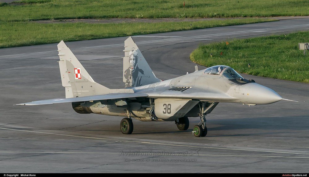 Không quân Ba Lan nhận những chiếc tiêm kích hạng nhẹ MiG-29 đầu tiên từ Liên Xô giai đoạn 1980-1990 (số lượng 12).
