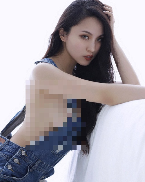 Không chỉ chọn những bộ đồ cắt xẻ, thiếu vải, Effi còn thường xuyên tạo dáng với những tư thế cực kỳ phản cảm.