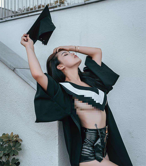 Năm 2019, Effi chia sẻ hình ảnh tạo dáng trong bộ áo cử nhân thiếu vải. Vẻ ngoài mát mẻ, đối lập với hình ảnh cử nhân thanh lịch của Effi nhanh chóng thu hút sự chú ý của người dùng mạng.