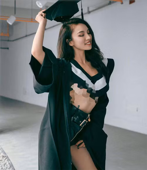 Hầu hết ý kiến không ủng hộ việc "sexy hóa" áo cử nhân của cô nàng. Áo cử nhân là trang phục có ý nghĩa, rất được coi trọng, thường sử dụng trong những dịp đặc biệt như lễ tốt nghiệp hoặc chụp ảnh kỷ yếu. Trong khi đó, bộ đồ của Effi có phần thân trên gần như nude toàn tập cho thấy sự không nghiêm túc của cô nàng.