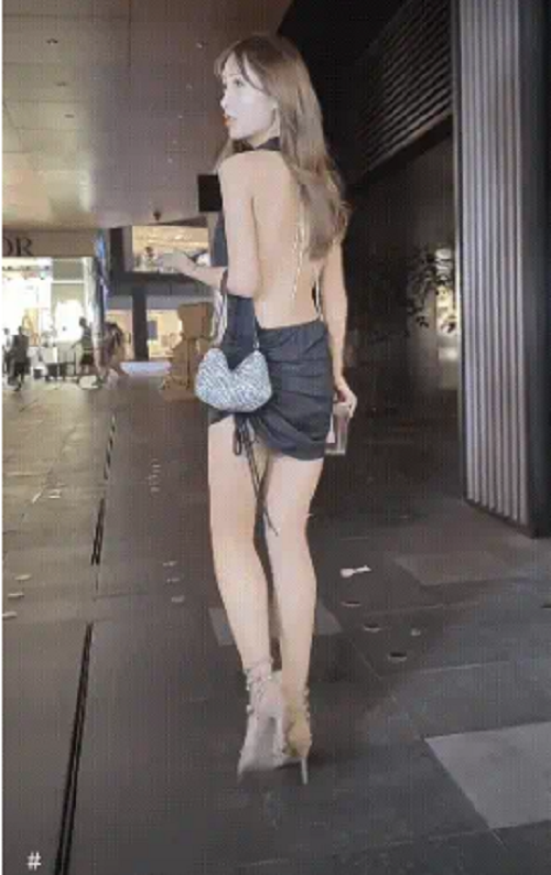 Sở hữu vóc dáng thanh mảnh, chiếc đầm hở lưng giúp cô gái phô diễn triệt để đường cong cơ thể. Kết hợp với giày cao gót, diện mạo cô gái như những mẫu ảnh thường xuất hiện trên trang bìa tạp chí thời trang.