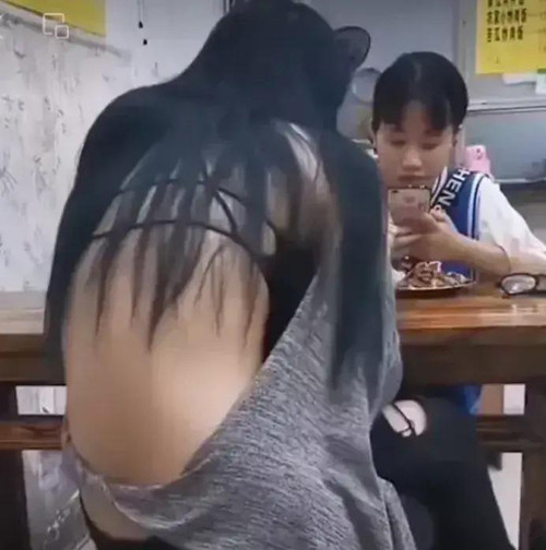 Để mặc đồ hở lưng đẹp, trang Sohu khuyên nên cân nhắc độ rộng vùng hở. Thay vì hở toàn bộ vùng lưng, chị em nên chọn những thiết kế hở lưng hình tam giác, độ rộng vừa phải, đơn màu (chẳng hạn áo trắng kết hợp váy đen) để tạo nên sự thanh lịch, phù hợp để mặc hàng ngày.