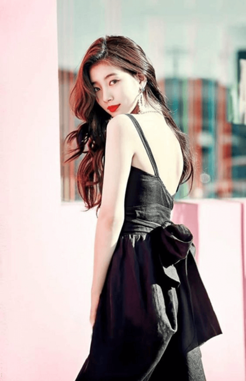 Với những điểm cộng như vậy, không khó hiểu vì sao trang phục hở lưng ngày càng được yêu thích. Nếu như trước đây, chúng thường chỉ xuất hiện trên thảm đỏ thì nay ngày càng trở nên phổ biến, được chị em chọn mặc khi ở nhà, dạo phố. Sở hữu thân hình cân đối, làn da trắng, cô gái diện trang phục hở lưng vô cùng thu hút. Chiếc đầm không cầu kì, màu đen đơn sắc vẫn khiến người mặc trở nên nổi bật, nhận về nhiều lời tán thưởng.