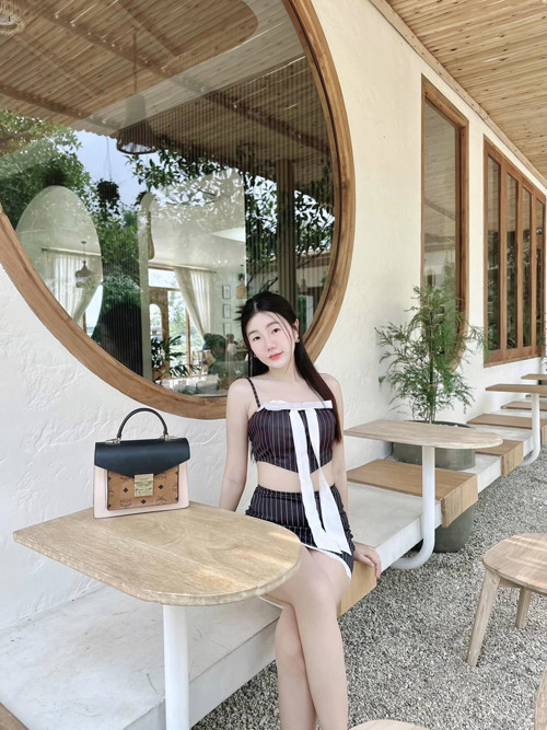 Thời gian đầu xuất hiện, Pimpika có phong cách thời trang khá nhạt nhòa, không có nhiều sự khác biệt. Những bức ảnh cô chia sẻ trên mạng xã hội nhận về lượt tương tác rất hạn chế.