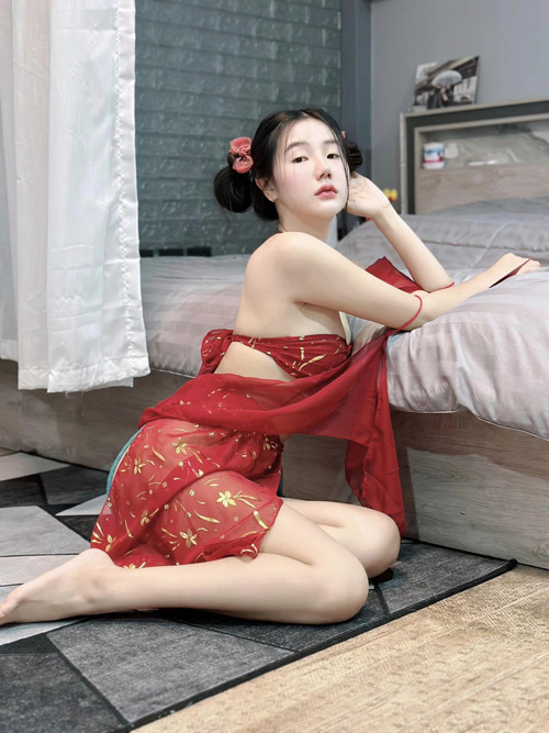 Để duy trì sự chú ý, Pimpika dần lạm dụng trang phục hở hang. Những bộ đồ cô mặc ngày càng phóng khoáng. Một trong những thiết kế được Pimpika trưng dụng nhiều nhất là áo siêu bé, siêu ngắn, dù mặc cũng không che hết vòng 1.