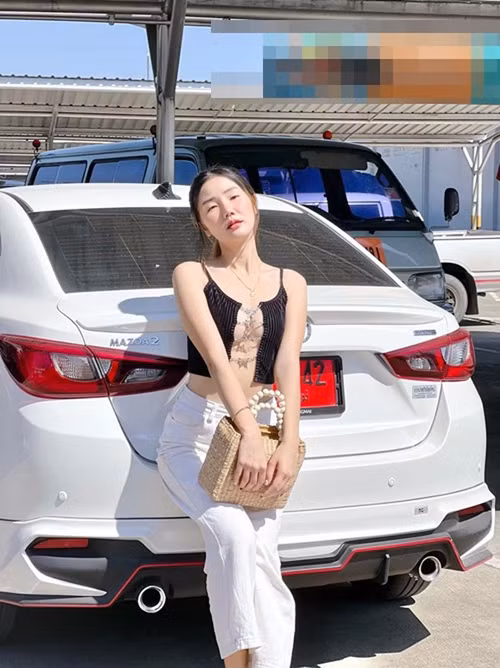 Nhận về nhiều lời chỉ trích, Pimpika có vẻ không mấy bận tâm, cô giữ nguyên phong cách mình theo đuổi. Hot girl người Thái vẫn thường xuyên chọn mặc những bộ đồ thiếu vải chụp ảnh đăng trên trang cá nhân.