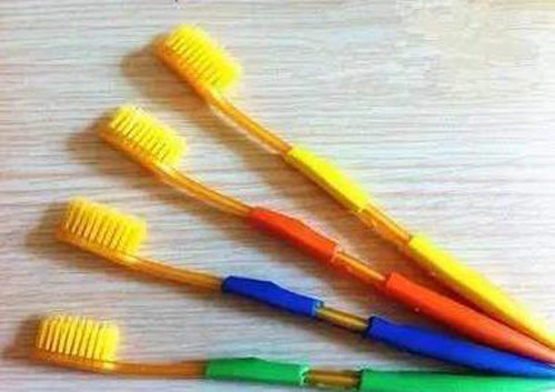 Bàn chải đánh răng. Dù được làm sạch sau mỗi lần đánh, bàn chải vẫn có thể chứa tới 1,8 triệu vi khuẩn sau 6 tháng sử dụng. Các nhà nghiên cứu so sánh, đánh răng bằng bàn chải như vậy tương được với việc nuốt 6 miếng dịch mũi.