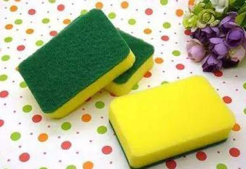 Bọt biển rửa bát. Nghiên cứu, các nhà khoa học Đức ghi nhận một miếng bọt biển rửa bát chứa tới 362 loại vi khuẩn khác nhau. Cấu trúc mềm mại, hút nước khiến miếng bọt biển trở thành nơi sinh sống lý tưởng cho các loại vi khuẩn. Mặc dù hầu hết chúng không gây hại người song vẫn có 5-10 loại vi khuẩn nằm trong nhóm nguy cơ 2 (RG2) - nhóm mầm bệnh tiềm ẩn. Sử dụng miếng bọt biển lau nhiều bề mặt khác nhau như bồn rửa chén bát, dụng cụ ăn uống, bàn ăn,... càng khiến chúng trở nên nguy hiểm, trở thành vật trung gian lây lan vi khuẩn.