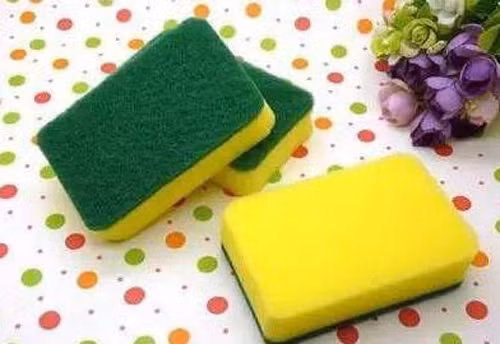 Bọt biển rửa bát. Nghiên cứu, các nhà khoa học Đức ghi nhận một miếng bọt biển rửa bát chứa tới 362 loại vi khuẩn khác nhau. Cấu trúc mềm mại, hút nước khiến miếng bọt biển trở thành nơi sinh sống lý tưởng cho các loại vi khuẩn. Mặc dù hầu hết chúng không gây hại người song vẫn có 5-10 loại vi khuẩn nằm trong nhóm nguy cơ 2 (RG2) - nhóm mầm bệnh tiềm ẩn. Sử dụng miếng bọt biển lau nhiều bề mặt khác nhau như bồn rửa chén bát, dụng cụ ăn uống, bàn ăn,... càng khiến chúng trở nên nguy hiểm, trở thành vật trung gian lây lan vi khuẩn.