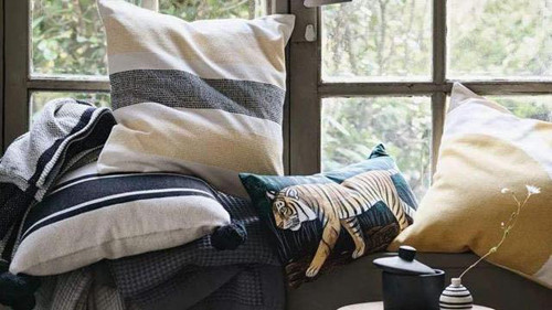 Gối, vỏ gối. Vỏ gối là một trong những vật dụng cần thay thế nhưng dễ bị lãng quên. Mỗi ngày, gối tiếp xúc trực tiếp với da đầu, da mặt. Sau một đêm, gàu và dầu từ tóc có thể đọng lại trên gối. Ngoài gàu, gối còn là nơi tích tụ vi khuẩn từ mồ hôi, cặn trang điểm, tế bào da chết, hạt bụi, nấm,... Sử dụng gối bẩn có thể gây nên các vấn đề sức khỏe nghiêm trọng như dị ứng, chảy nước mắt, chảy nước mũi, ngứa cổ họng,...