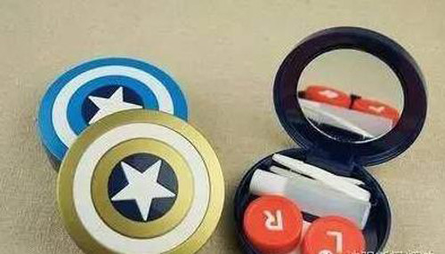 Hộp đựng kính áp tròng. Vi khuẩn dễ sinh sôi sau khi mở hộp đựng kính áp tròng. Nguyên nhân bởi không gian kín, độ ẩm cao của hộp đựng kính áp tròng rất thích hợp để vi khuẩn và nấm mốc phát triển. Tình trạng càng nghiêm trọng hơn nếu bạn đặt chúng trong phòng tắm hoặc những nơi ẩm ướt.