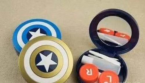 Hộp đựng kính áp tròng. Vi khuẩn dễ sinh sôi sau khi mở hộp đựng kính áp tròng. Nguyên nhân bởi không gian kín, độ ẩm cao của hộp đựng kính áp tròng rất thích hợp để vi khuẩn và nấm mốc phát triển. Tình trạng càng nghiêm trọng hơn nếu bạn đặt chúng trong phòng tắm hoặc những nơi ẩm ướt.