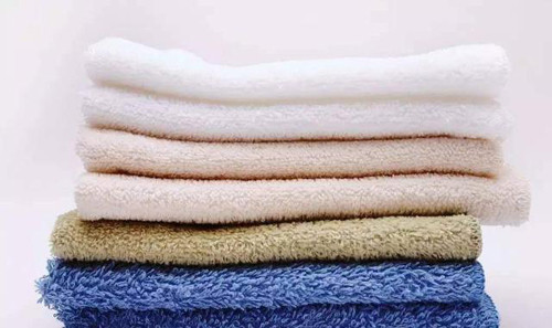 Khăn tắm. Tương tự bông tắm, khăn tắm dễ tích tụ tế bào chết, chất bẩn sau khi sử dụng. Các nhà khoa học ước tính, khăn tắm sau 2 tháng sử dụng có thể tồn tại hàng triệu vi khuẩn. Nếu không làm sạch đúng cách, vi khuẩn và chất bẩn có thể gây tắc nghẽn lỗ chân lông, nổi mẩn, đau mắt hột.