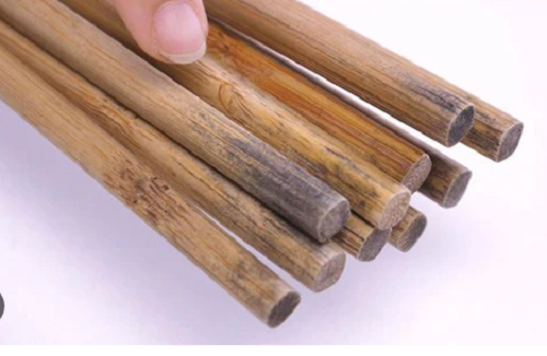 Đũa gỗ. Đũa gỗ rửa sạch, phơi khô mỗi ngày cũng là vật dụng không nên dùng lâu. Nguyên nhân bởi chất liệu gỗ, tre sử dụng lâu ngày dễ xuất hiện vết nứt. Đường nứt này dễ tích tụ bụi bẩn, khó vệ sinh,... là môi trường lý tưởng cho các loại nấm mốc phát triển. (Ảnh: ABLW)