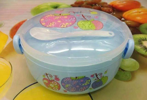 Hộp đựng bằng nhựa. Quá trình sử dụng, hộp nhựa có thể xuất hiện các vết xước. Vết xước này dễ tích tụ chất bẩn, tạo điều kiện vi khuẩn phát triển khiến hộp trở nên xỉn màu vừa kém thẩm mỹ, vừa không an toàn cho người dùng.