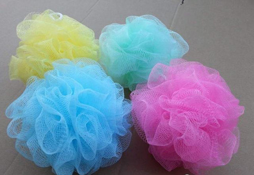 Bông tắm. Cấu tạo nhiều sợi nhỏ của bông tắm giúp tế bào chết, chất bẩn trên da dễ tích tụ. Không những vậy, bông tắm thường được đặt trong phòng tắm – nơi có độ ẩm cao càng tạo điều kiện cho vi khuẩn và nấm mốc phát triển. Sử dụng bông tắm bẩn có thể gây dị ứng, hen suyễn, viêm nhiễm, nổi mẩn, ảnh hưởng tiêu cực đến các vết thương hở. Thay vì tái sử dụng bông tắm thời gian dài, chúng ta nên thay thế sau ba tháng sử dụng, tránh các bệnh về da.