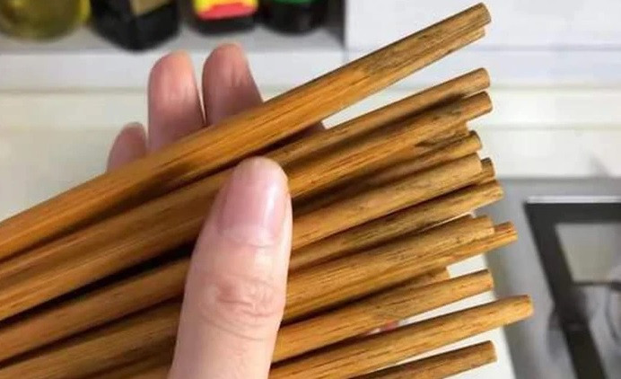 Điều đáng bàn, độc tính của aflatoxin trong nấm mốc gây hại nghiêm trọng đến sức khỏe người. Nghiên cứu chỉ ra, độc tính của aflatoxin mạnh gấp 10 lần so với thuốc độc kali xyanua. Thậm chí, các nhà khoa học công nhận aflatoxin độc hơn nọc của rắn hổ mang. Aflatoxin còn là một trong những tác nhân ung thư gan mạnh nhất. Để đảm vệ sức khỏe, đũa cần làm sạch, khử trùng, phơi khô và thay mới thường xuyên. Tuyệt đối không vì tiếc, cố dùng suốt thời gian dài, đặc biệt khi chúng có dấu hiệu mốc.