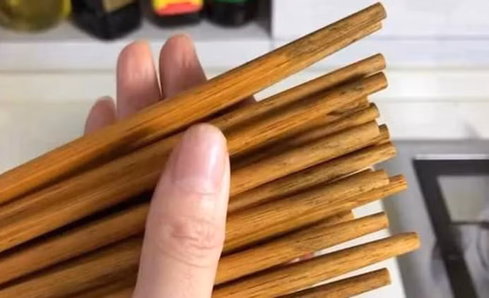 Điều đáng bàn, độc tính của aflatoxin trong nấm mốc gây hại nghiêm trọng đến sức khỏe người. Nghiên cứu chỉ ra, độc tính của aflatoxin mạnh gấp 10 lần so với thuốc độc kali xyanua. Thậm chí, các nhà khoa học công nhận aflatoxin độc hơn nọc của rắn hổ mang. Aflatoxin còn là một trong những tác nhân ung thư gan mạnh nhất. Để đảm vệ sức khỏe, đũa cần làm sạch, khử trùng, phơi khô và thay mới thường xuyên. Tuyệt đối không vì tiếc, cố dùng suốt thời gian dài, đặc biệt khi chúng có dấu hiệu mốc.