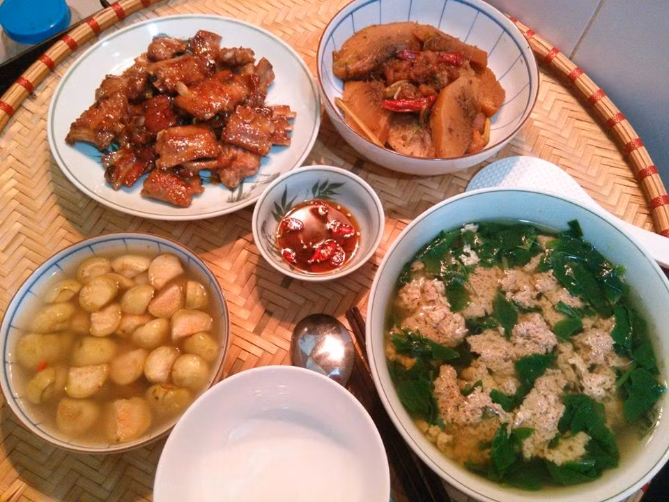 Thứ Bảy: Canh cua rau đay, sườn xào chua ngọt, cà muối, cá kho đu đủ.